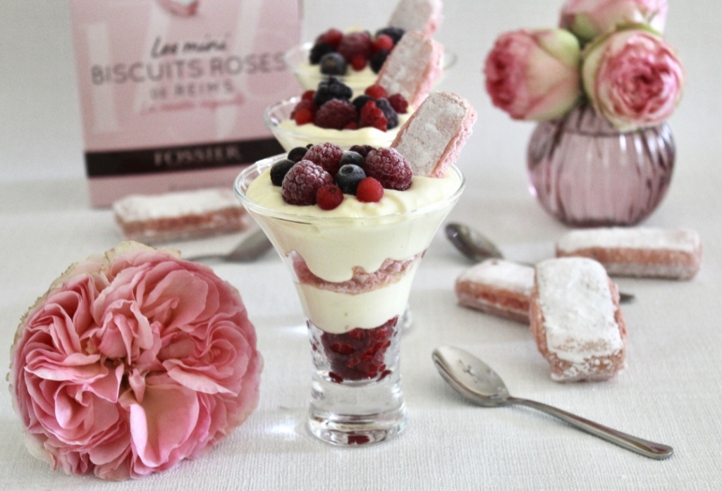 Tiramisu Aux Fruits Rouges Accompagné De Ses Biscuits Roses ...