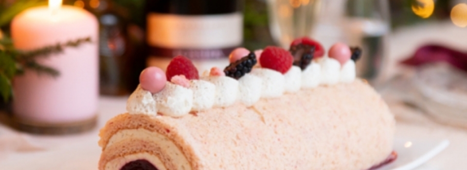 Bûche Roulée au Biscuit Rose avec Crème Vanille, Cœur Coulant Myrtille-Framboise