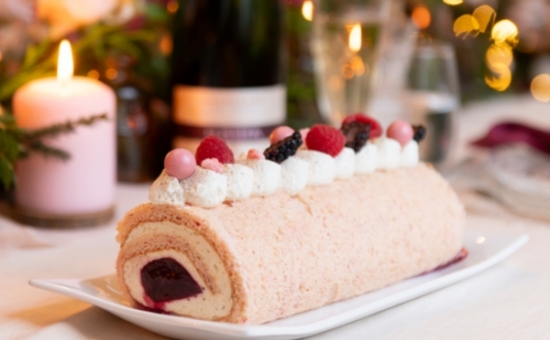 Bûche Roulée au Biscuit Rose avec Crème Vanille, Cœur Coulant Myrtille-Framboise